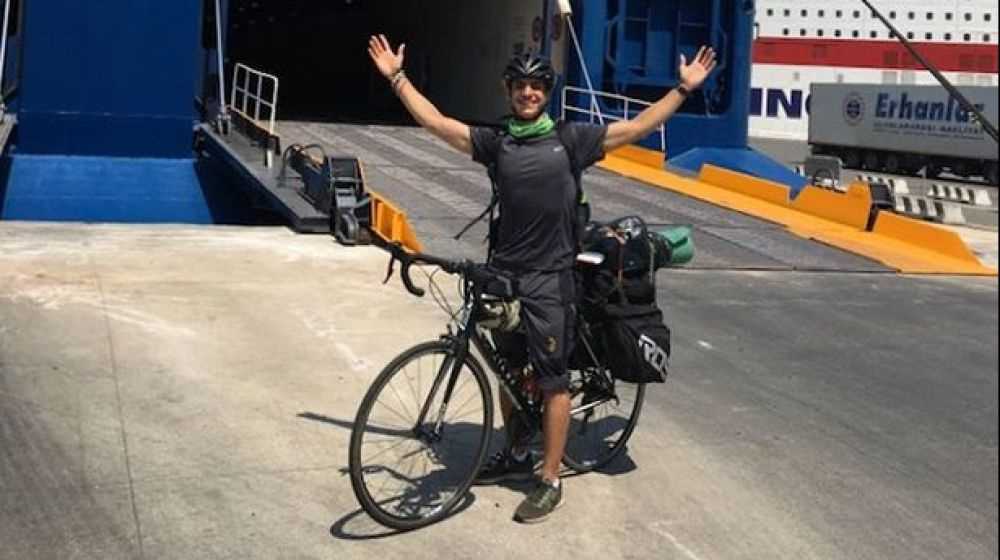 Casa dolce casa, fermi i voli in Scozia decide di tornare ad Atene in bicicletta
