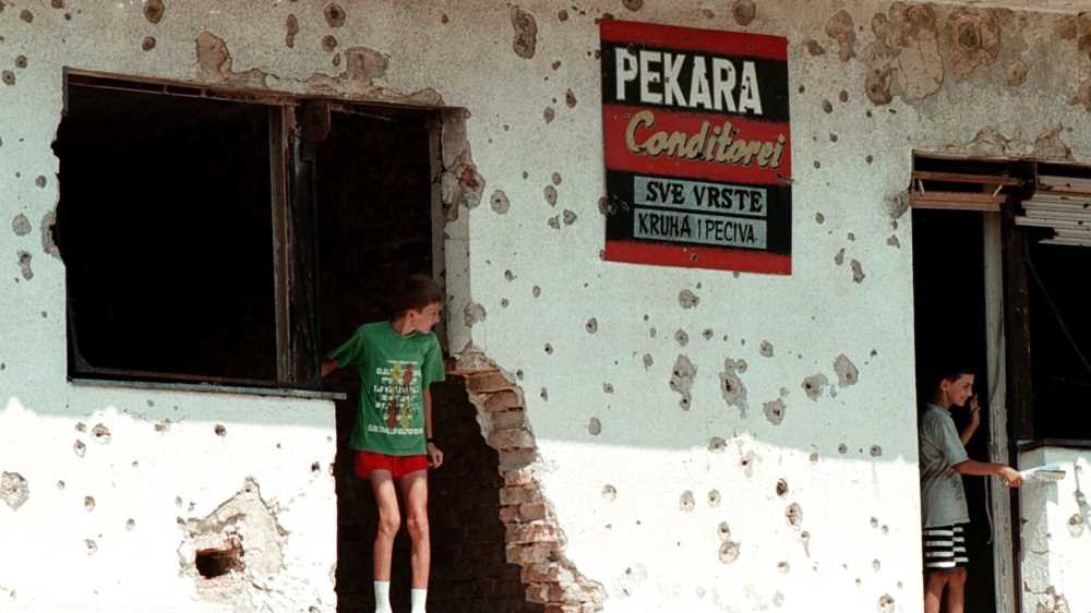 Cecchini a Sarajevo, sequestrati un silenziatore ed una foto a uno degli indagati. L'ex compagna: "Ha ucciso delle persone"