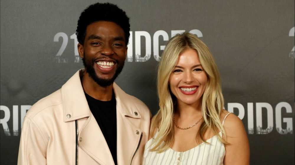 Chadwick Boseman donò parte del suo cachet a Sienna Miller: "Mi disse che era il compenso che mi meritavo"