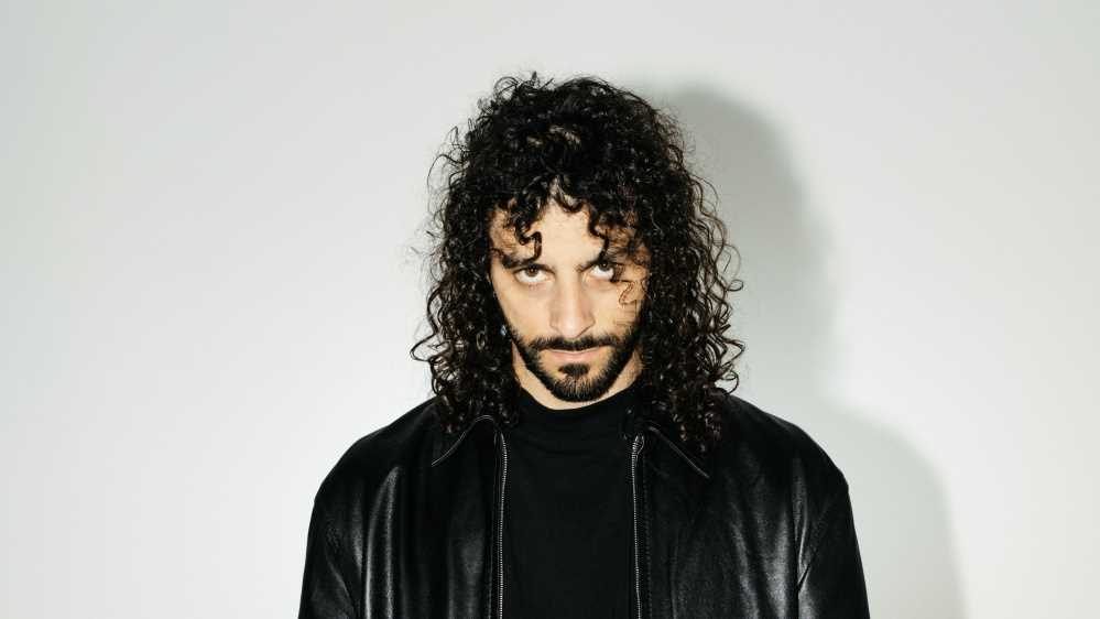 Charlie Charles a RTL 102.5: “Dopo aver creato musica per altri, sentivo un’urgenza di espressione. Avevo bisogno di uscire allo scoperto e di mostrarmi per quello che sono, così ho realizzato il mio primo album”