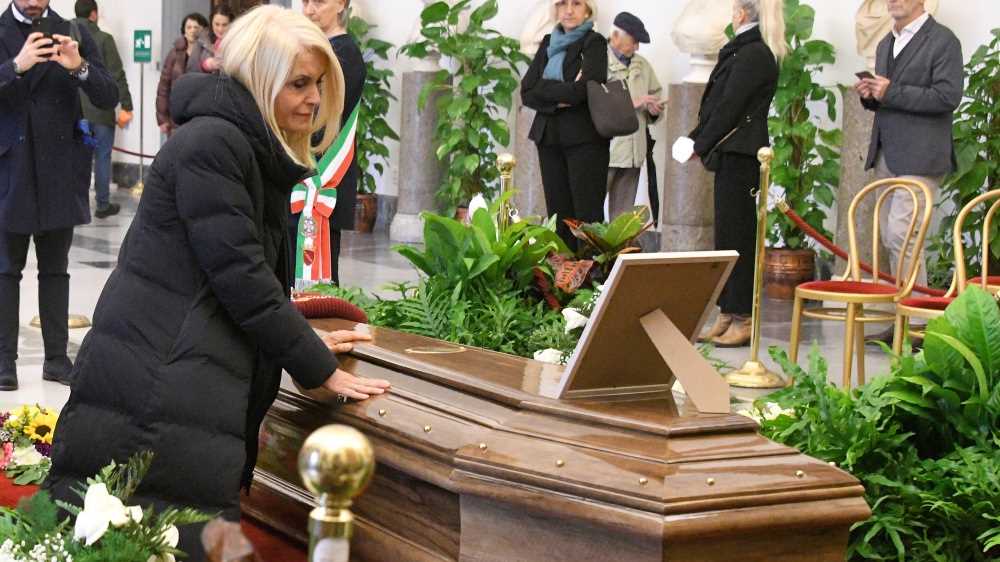 "Ciao Maurizio, sono sicura che tu stia navigando nel più bello dei mari": Federica Gentile ricorda così Costanzo