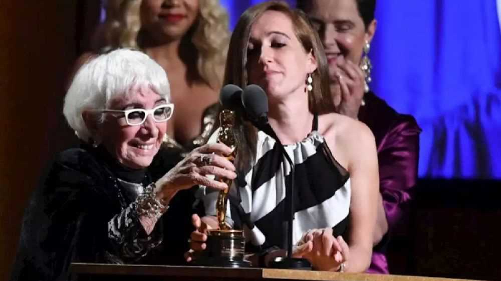 Cinema, Lina Wertmuller riceve l'Oscar e ironizza, cambiamo nome, chiamiamolo Anna