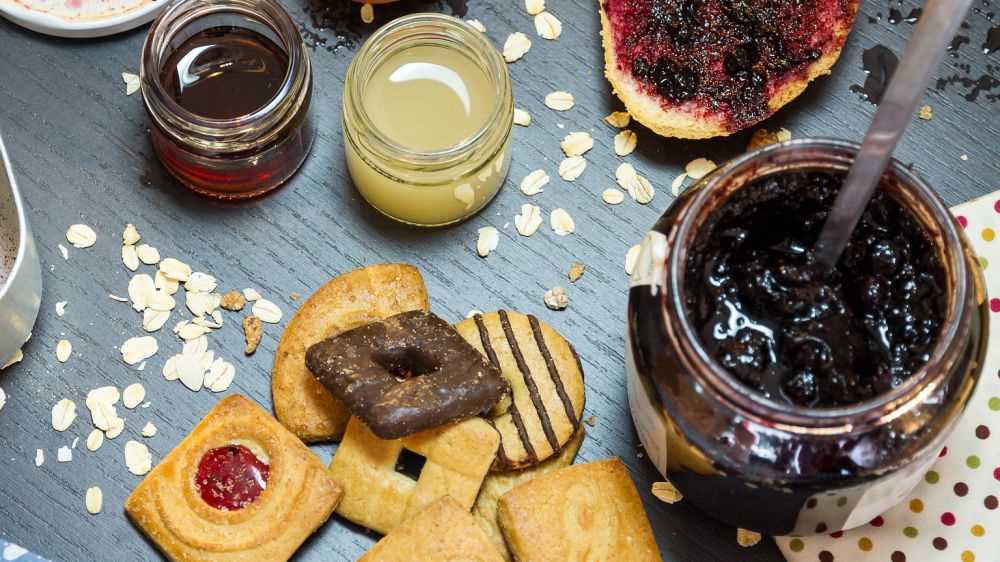 Come fare colazione l'estate, a RTL 102.5 parla l'esperto: "L'ideale è pane, burro e marmellata o cioccolato"
