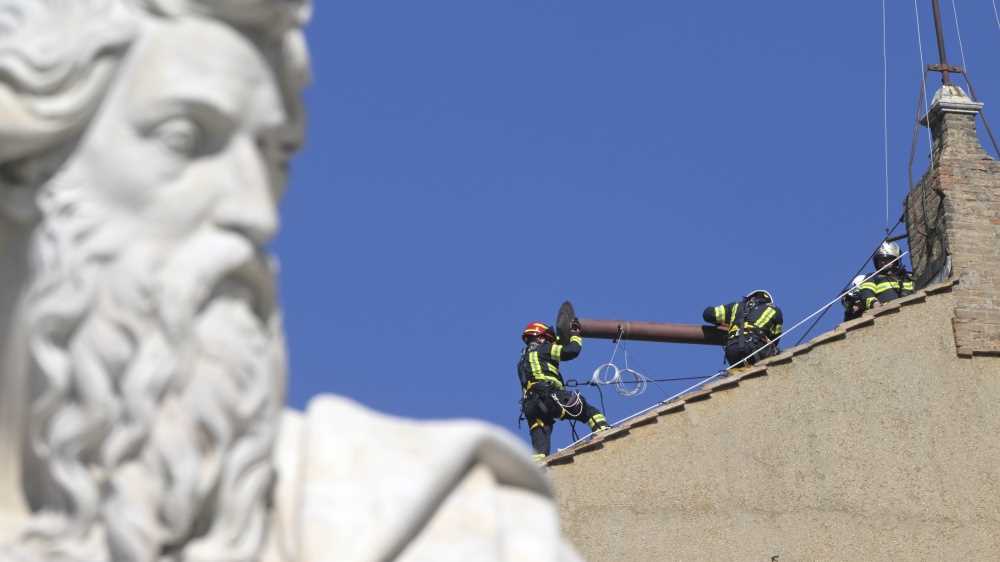 Conclave, pronto il comignolo sopra la Cappella Sistina. Il fumo bianco per confermare l'elzione del nuovo Papa