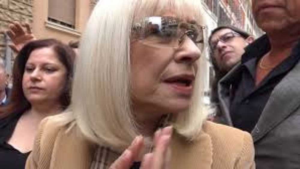 Continua, anche oggi, l'omaggio di amici e gente comune, a Roma, alla camera ardente di Raffaella Carrà, domani i funerali