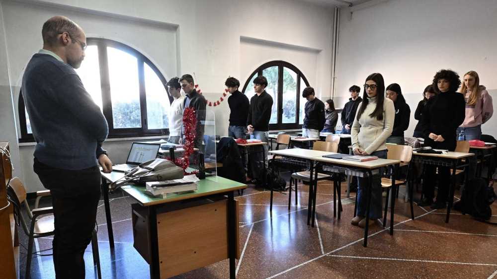 Crans Montana, oggi i funerali di cinque ragazzi italiani; un minuto di raccoglimento in tutte le scuole