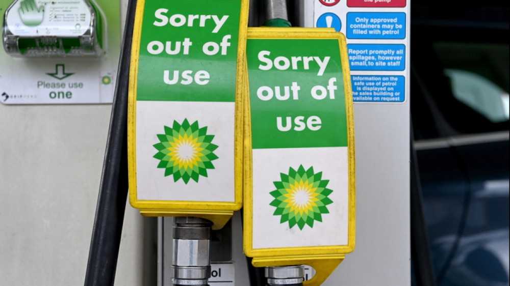 Crisi della benzina in Gran Bretagna, il governo esclude l’intervento dell’esercito, sospesa la legge sulla concorrenza