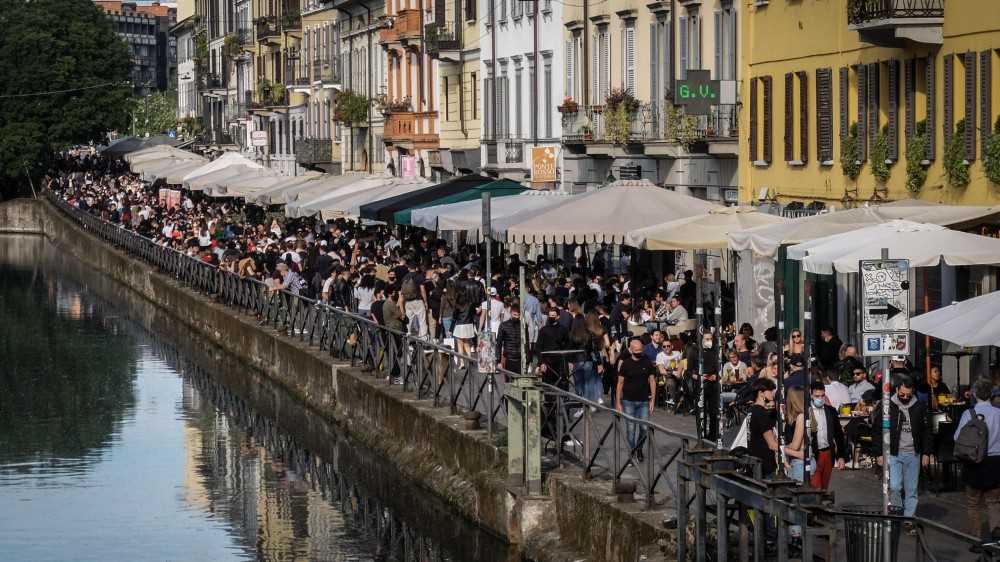 Da oggi 40,5 milioni di italiani sono in zona bianca; al ristorante al chiuso massimo in 6, feste con green pass
