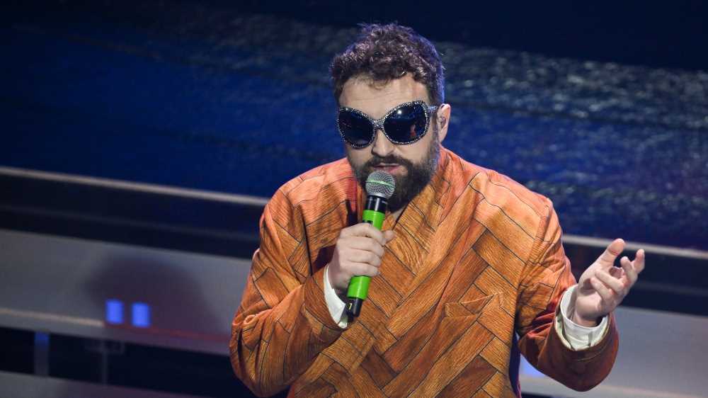 Dargen D'Amico, Pupo e Fabrizio Bosso insieme nella serata dei duetti a Sanremo 2026. La cover di "Su di noi"