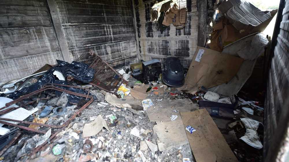 Degrado criminale a Roma: un neonato di 15 giorni trovato in mezzo a droga, rifiuti e sporcizia, ora è salvo