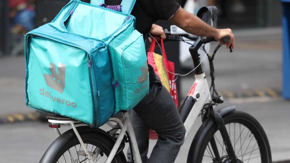 Deliveroo: dopo Glovo lo stesso scenario, paghe sotto la soglia di povertà, rapporti di lavoro non corretti