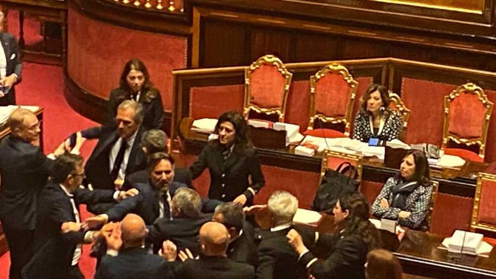 Delmastro: il centrodestra dice no all’utilizzo delle chat, i 5S occupano l’aula