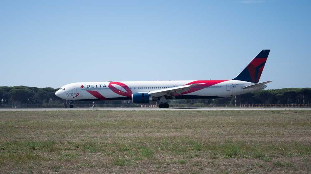 Ottobre rosa, all'Aeroporto di Roma Fiumicino arriva il Pink Plane di Delta, per la lotta al cancro al seno