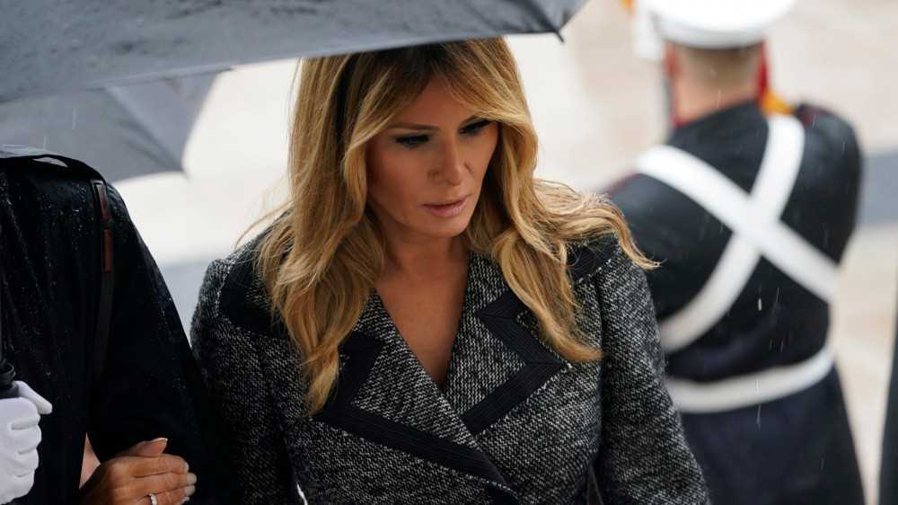 Divorzio all’americana? Non c’è pace per Donald Trump e Melania: spunta una foto con un soldato statunitense