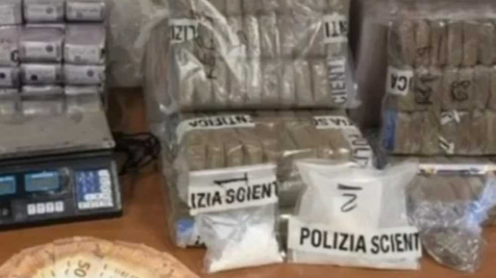 Droga spedita frazionata in pacchi verso Roma e Pescara, cocaina sequestrata per un valore di mercato di cinque milioni di euro