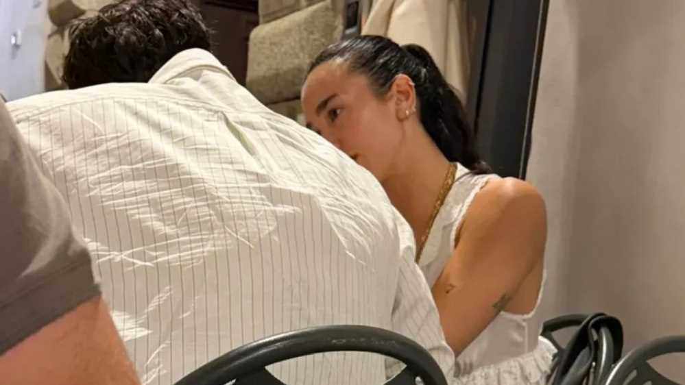 Dua Lipa, dopo la Sicilia, fa tappa in Calabria. Ecco dov'è stata paparazzata