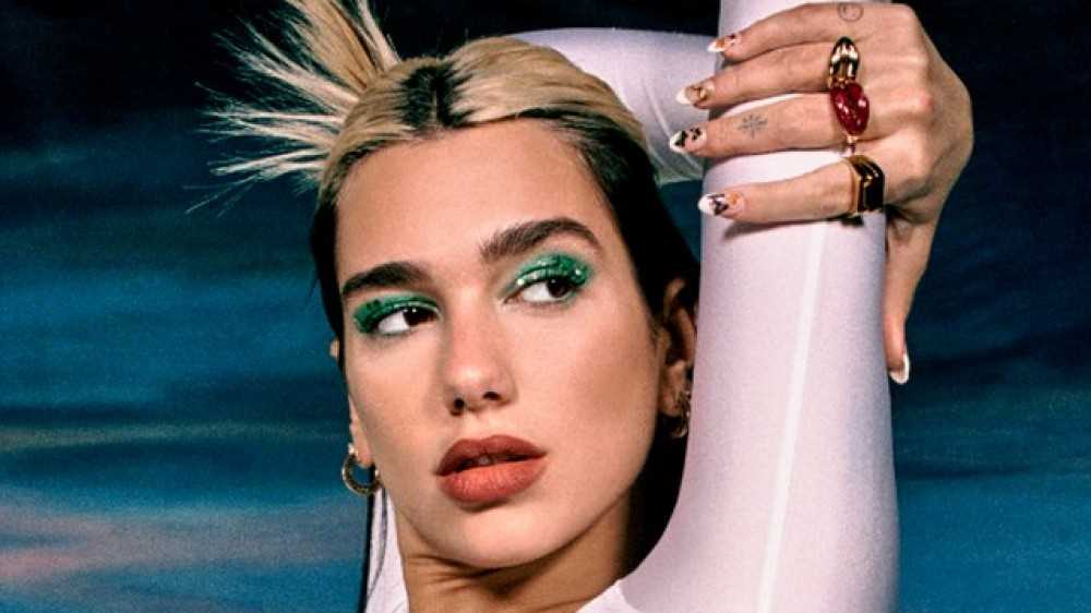 Dua Lipa in esclusiva su RTL 102.5: "Il successo non mi ha cambiata, famiglia e amici mi tengono coi piedi per terra"