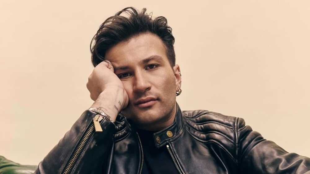 Eddie Brock racconta a RTL 102.5 il debutto a Sanremo 2026 con il brano “Avvoltoi”