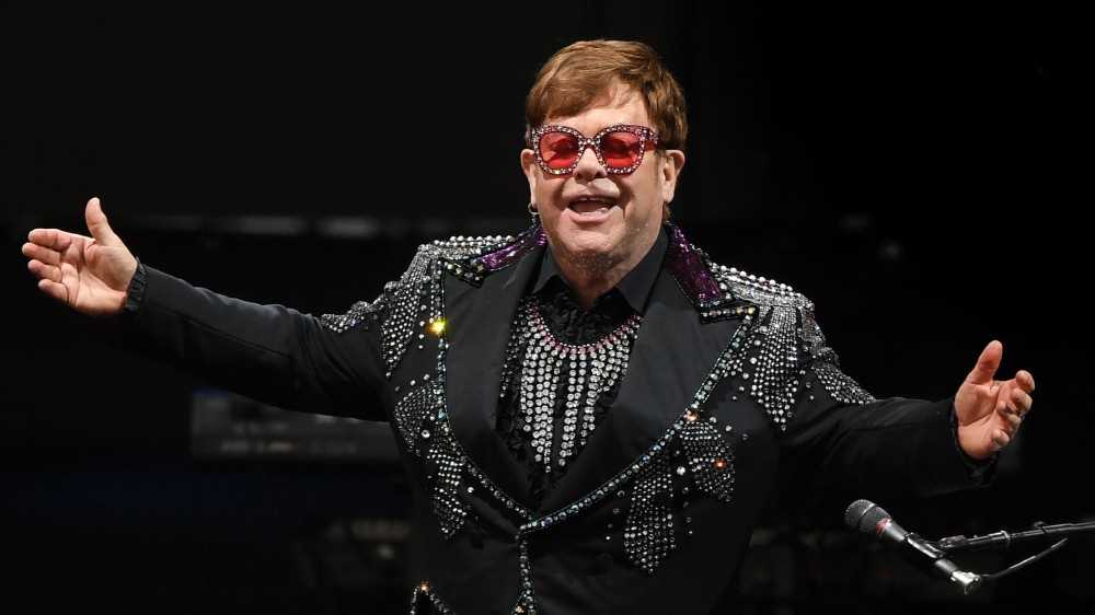 Elton John deve operarsi, rinviato il tour d’addio del cantante. Si farà nel 2023