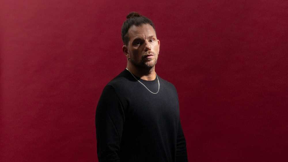 Enrico Nigiotti torna a Sanremo con “Ogni volta che non so volare”: il testo e il significato del brano in gara a Festival