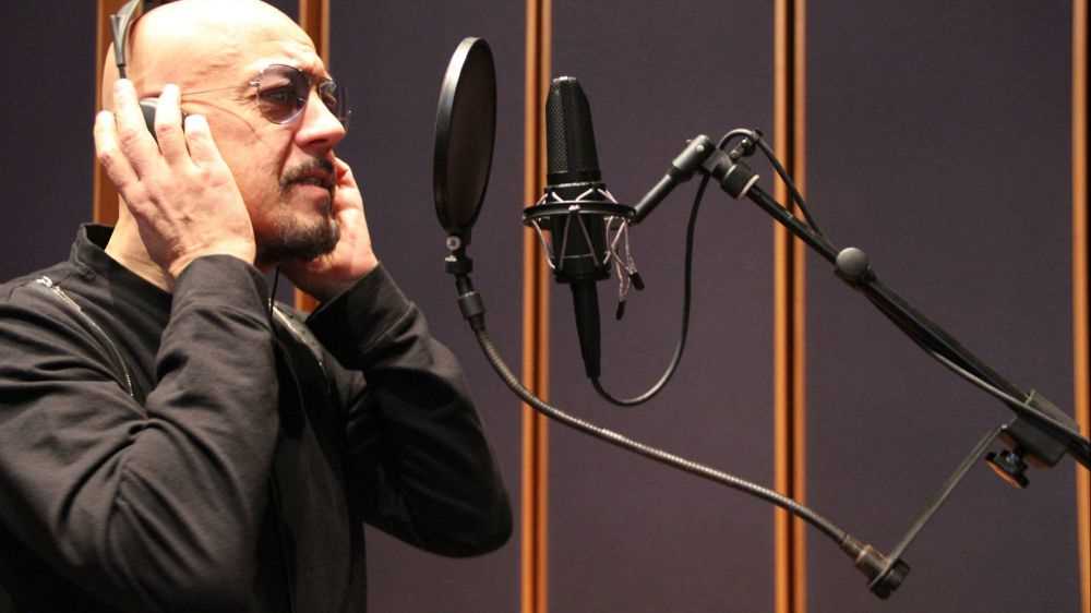 Enrico Ruggeri in collegamento con RTL 102.5: “Negli anni la Partita del Cuore ha raccolto quasi 100 milioni”