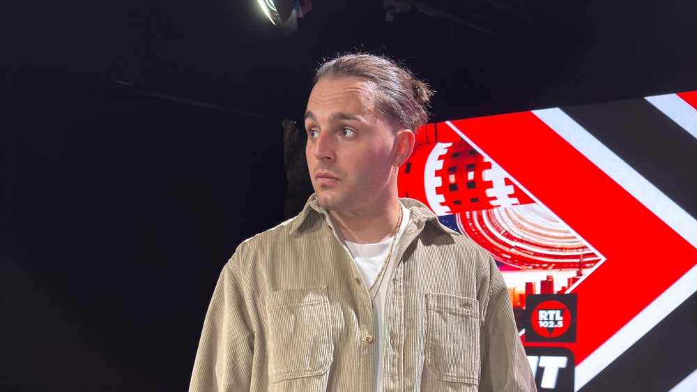 Ernia a RTL 102.5: “Le mie canzoni sono il mio modo di dire ciò che tengo dentro. Nel disco ci sono feat con alcuni degli artisti che ascoltavo da ragazzino e sono felice di avere collaborato con loro”