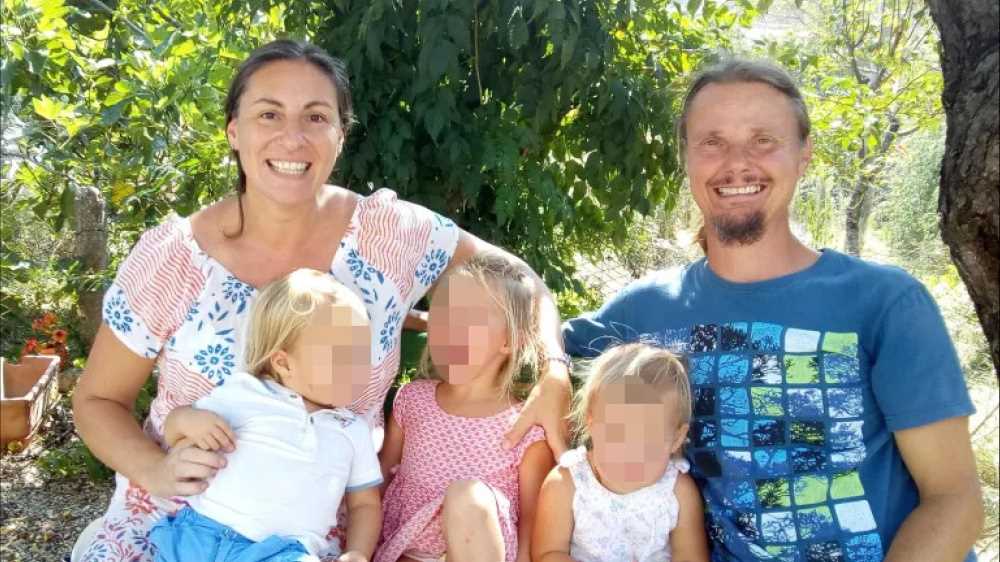 Famiglia nel bosco, il Tribunale dispone la perizia psichiatrica: i figli restano in casa famiglia