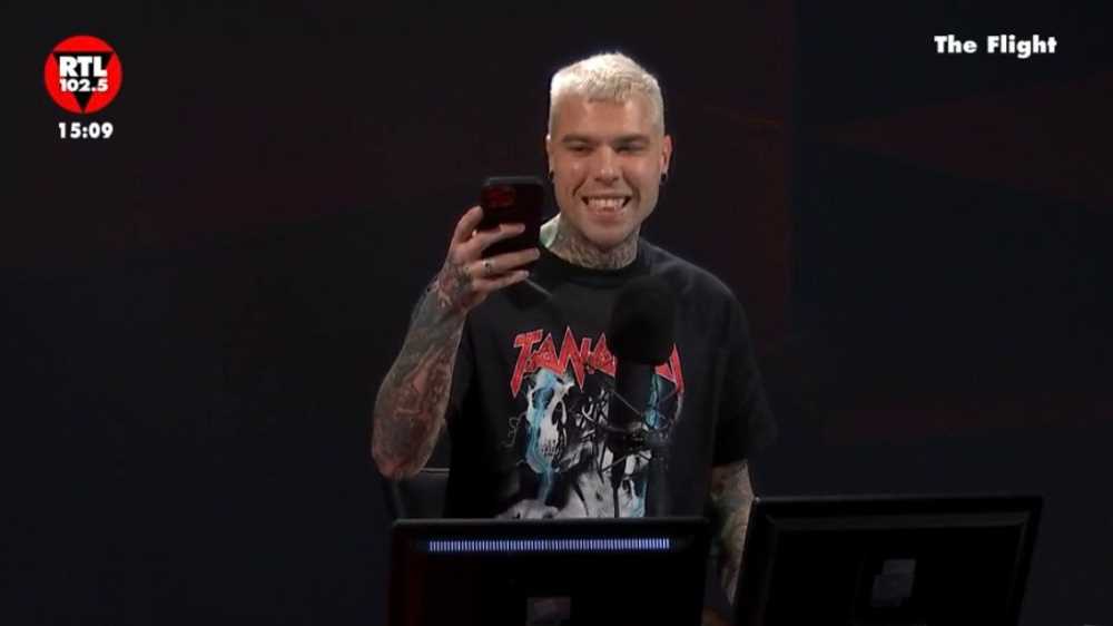 Fedez in anteprima su Rtl 102.5 lancia il nuovo brano "crisi di stato"