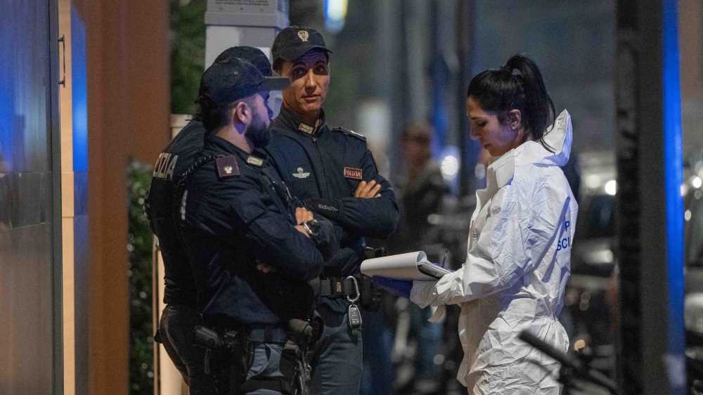 Femminicidio a Milano, ragazza di 29 anni uccisa a coltellate dal compagno che tenta il suicidio (senza riuscirci)