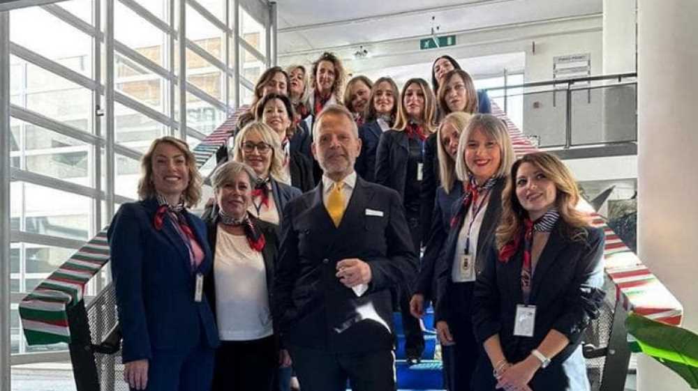 Fiumicino, le dipendenti comunali vestite da hostess. La Cgil accusa il sindaco Baccini: "Maschilista"