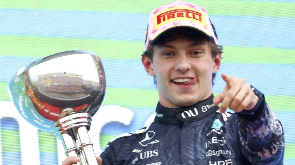 Formula 1, Kimi Antonelli trionfa in Giappone e vola in testa al Mondiale con un’impresa da record