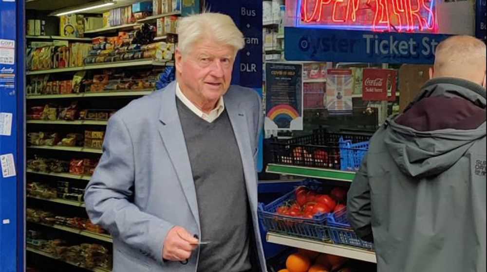 Fotografato in un negozio senza mascherina, il padre del premier britannico Boris Johnson ignora le regole anti-covid