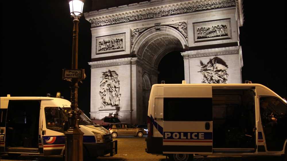 La Francia , appello della nonna di Nahel a cessare le violenze, riunione all’Eliseo, Marcron ribadisce la fermezza