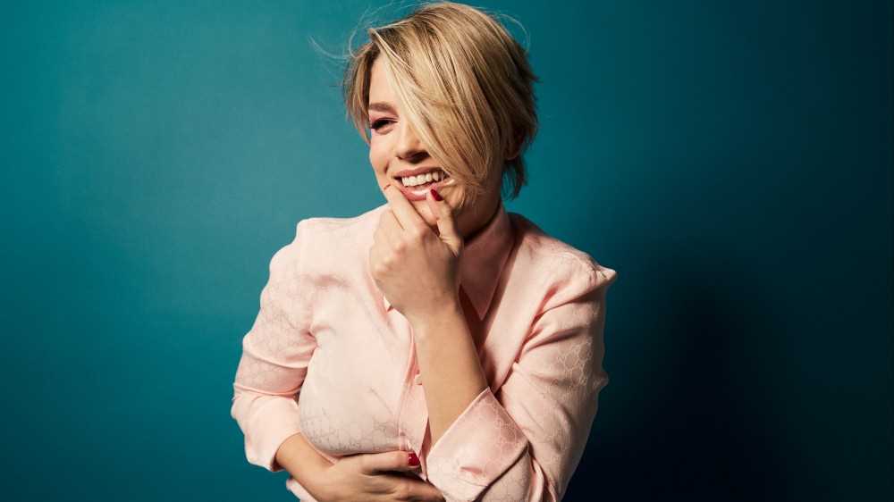 Emma co-conduttrice della Suite 102.5: “Questa è la mia ultima settimana di lavoro”. Poi arriva il messaggio di Amadeus in diretta