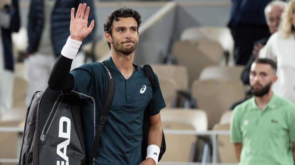 Garros: Lorenzo Musetti deve abbandonare sul più bello, un fastidio all'adduttore lascia via libera ad Alcaraz