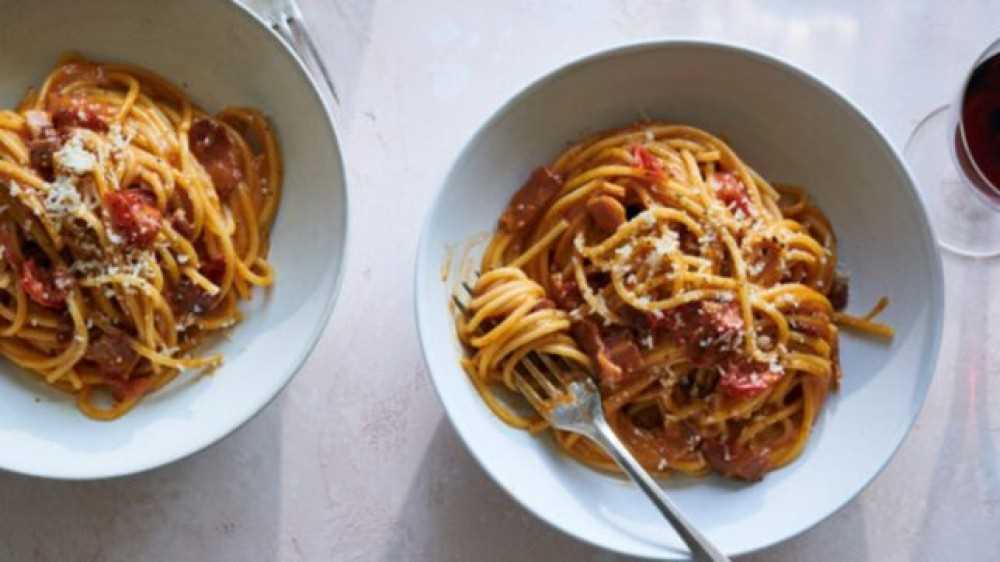 Giù le mani dalla carbonara, la versione al pomodoro e pancetta affumicata scatena i social