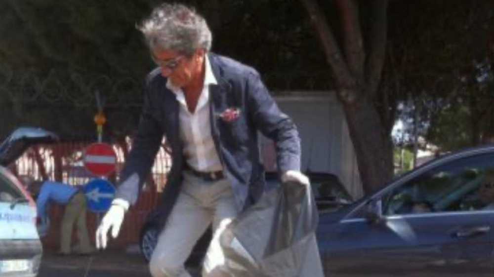 Gianni Ippoliti s'improvvisa operatore ecologico a Reggio Calabria: la foto diventa virale sui social