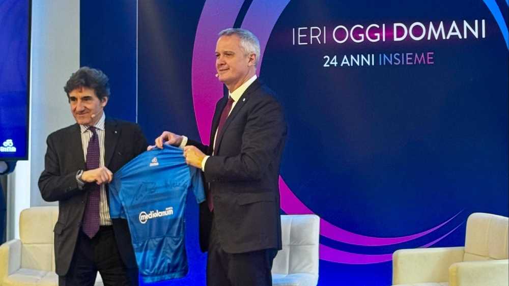 Giro d’Italia 2026: Svelata la nuova Maglia Azzurra, Banca Mediolanum sponsor per altri tre anni