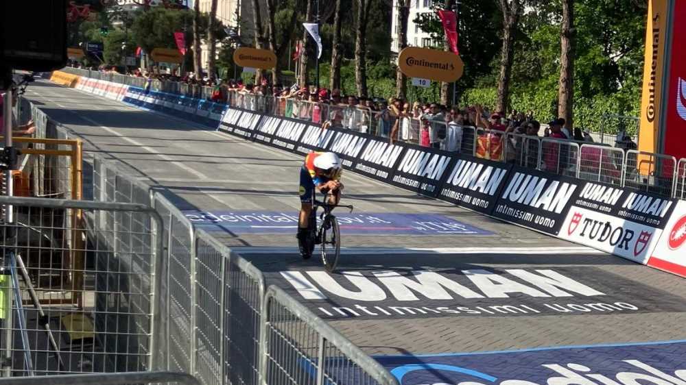 Giro d’Italia, il britannico Tarling vince la cronometro di Tirana, Roglic in maglia rosa guadagna sui rivali