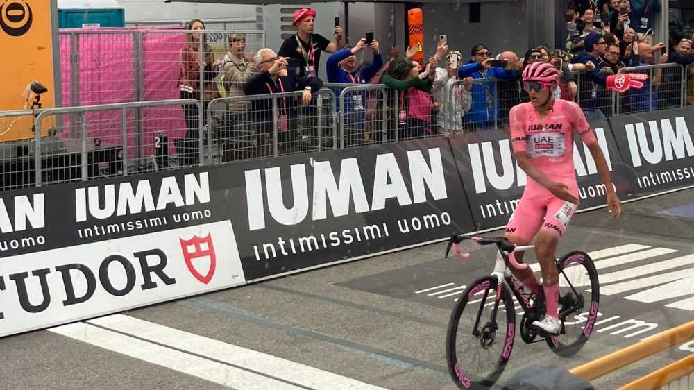 Giro d’Italia, il contropiede di Del Toro, vince a Bormio in maglia rosa