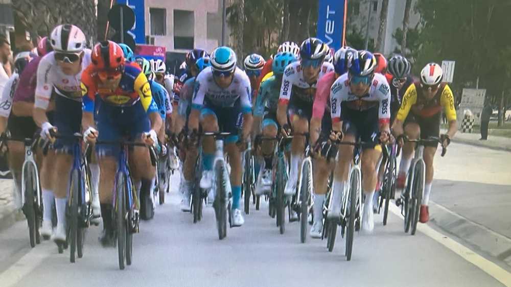 Giro d’Italia, Mads Pedersen padrone a Valona, per lui vittoria di tappa e maglia rosa