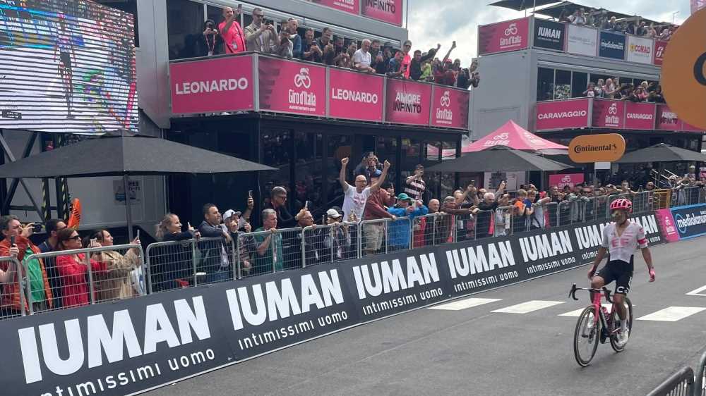 Giro d’Italia, Richard Carapaz vince per distacco la tappa sull’Appennino Emiliano