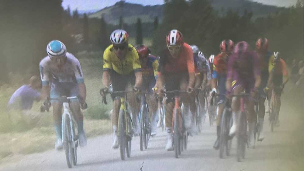 Giro d’Italia, spettacolo sullo sterrato: a Siena vittoria di Van Aert, il messicano Del Toro in maglia rosa