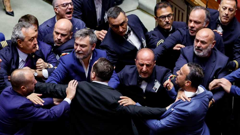 Giustizia, Montecitorio dice sì per la seconda volta alla separazione delle carriere. Ma poi scoppia la rissa