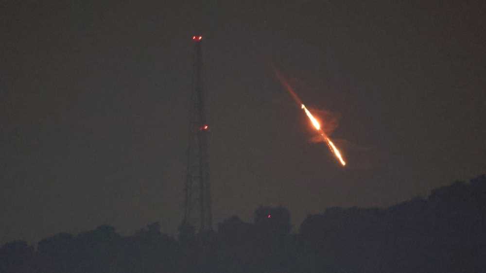 Guerra, nuovi attacchi sui paesi del Golfo, mentre Trump annuncia la fine del conflitto. L'asse con Putin