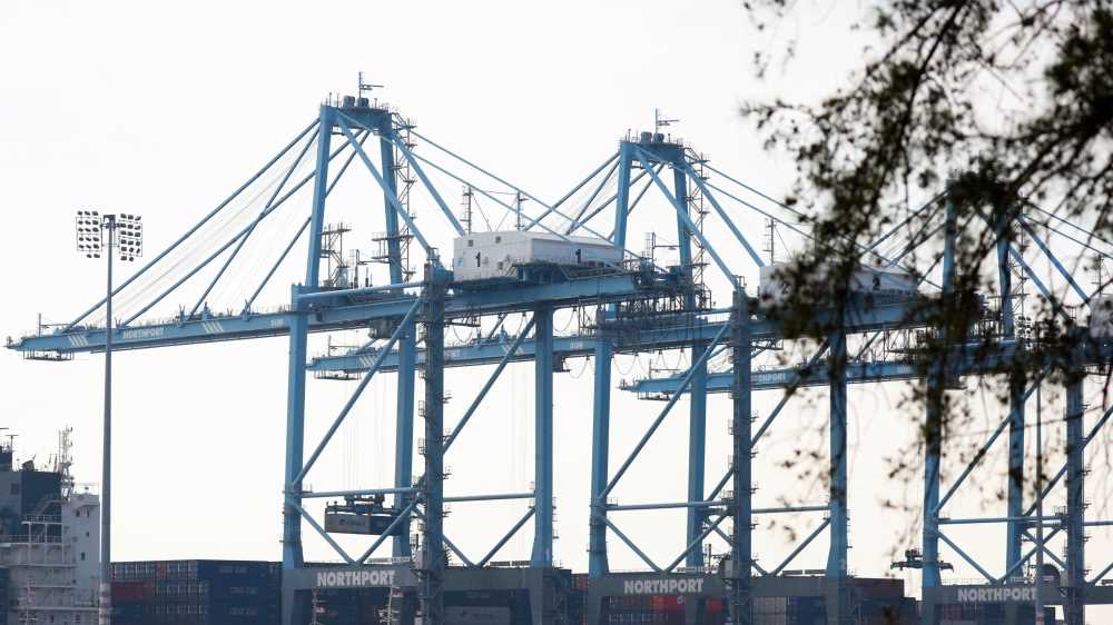 Hormuz, Trump: "ho dato l'ordine di distruggere i posamine". In bilico i colloqui di venerdì a Islamabad