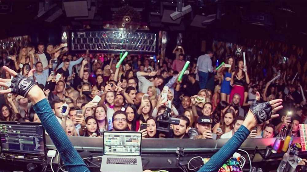 Ibiza, è giallo sulla morte di un noto DJ italiano, Michele Noschese - noto come Godzi- aveva 35 anni