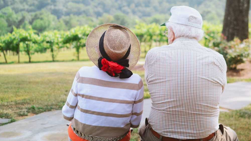 Il 47% dei pensionati aiuta regolarmente figli e nipoti, ecco cosa emerge dal 2° rapporto Censis