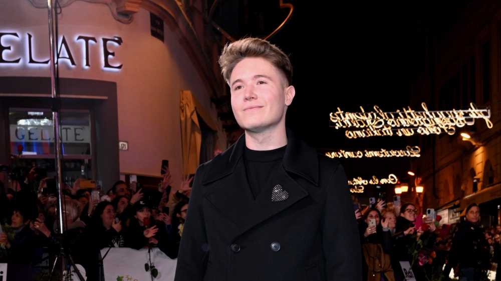 Il debutto di Alfa al Festival di Sanremo: “Non voglio avere brand troppo costosi addosso, non mi sentirei a mio agio. Vado con il mio cuore giallo addosso, il mio marchio distintivo”