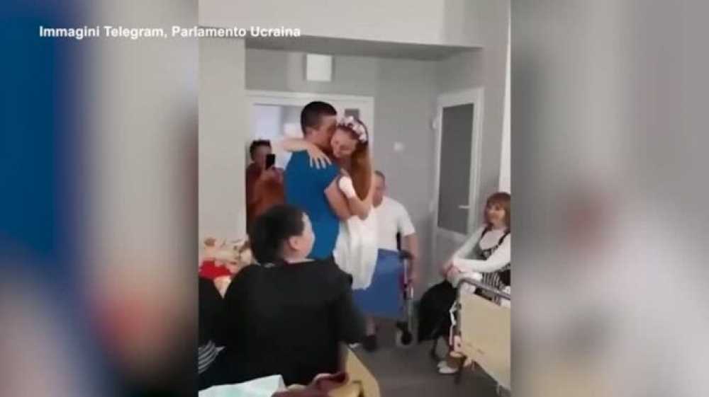 Il fatidico sì pronunciato da tante coppie sotto le bombe. Una promessa che sa di speranza